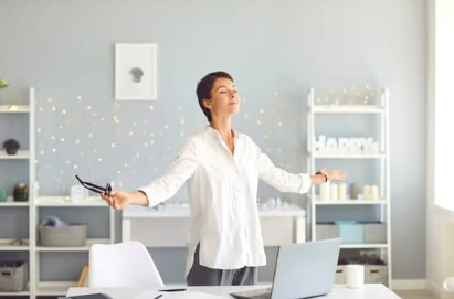 朝の5分が人生を守る。混乱の時代に“自分を取り戻す儀式”の話