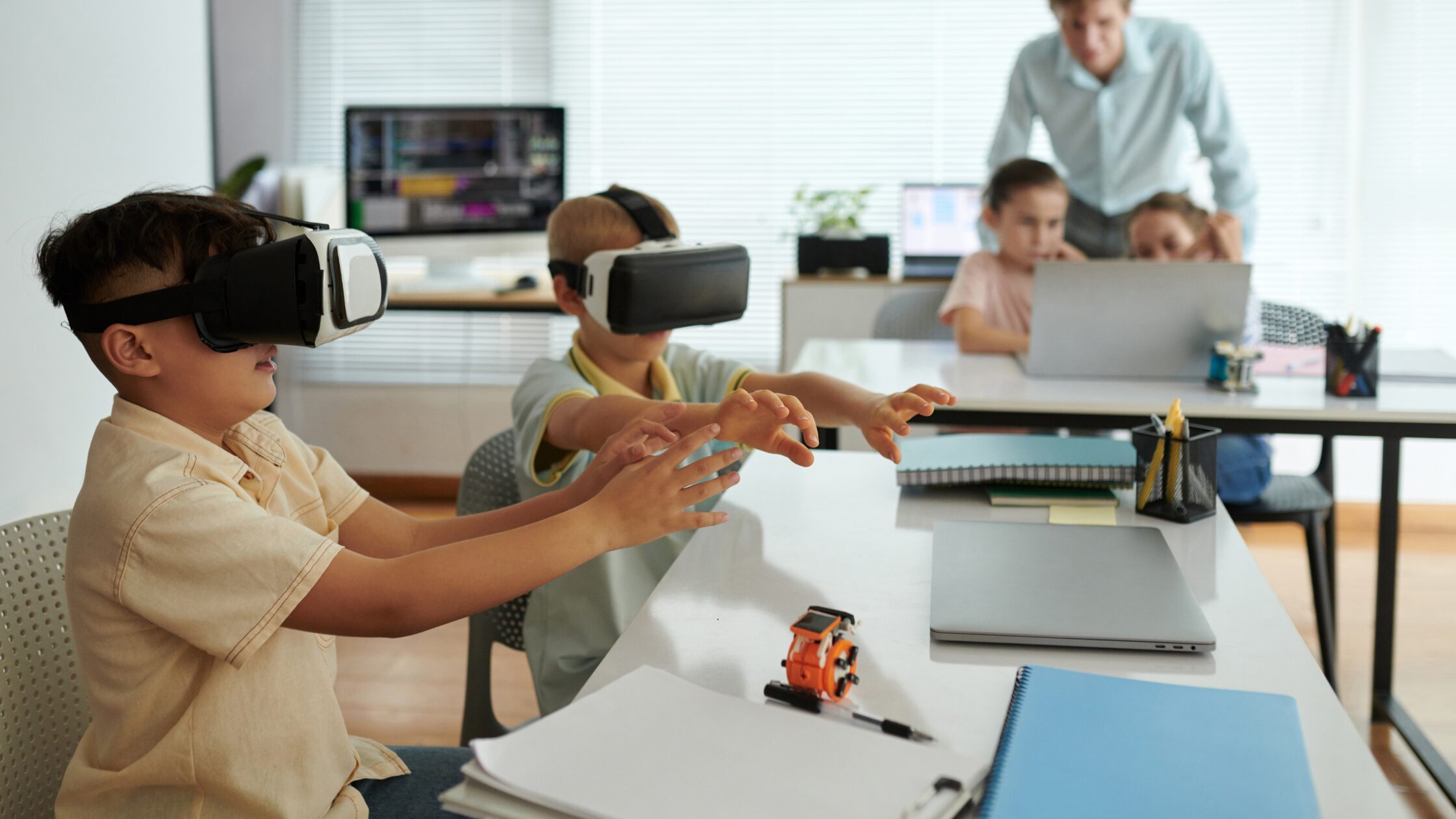 世界は現実じゃない？仮想現実説で人生が軽くなるかも